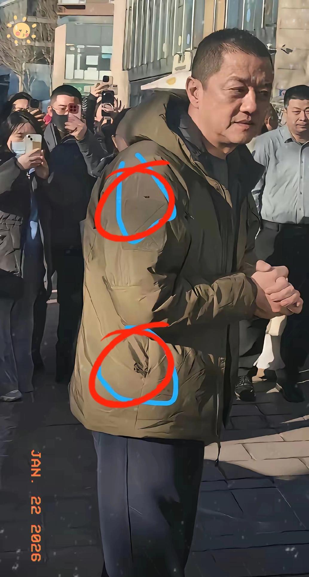 李亚鹏大概是全网公认，最不会“赚钱”的明星。
投资什么，什么崩盘。
可当他为唇腭