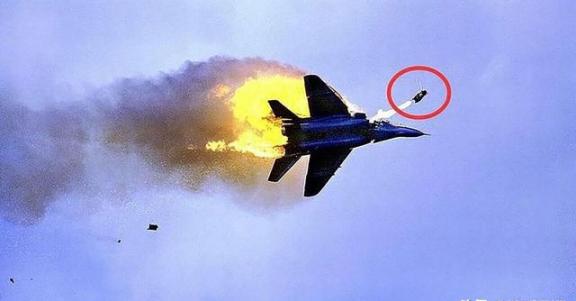 惊天警示！俄乌战场传来血的教训，我们最先进的歼20，绝不能再抱着火箭弹不放了，打