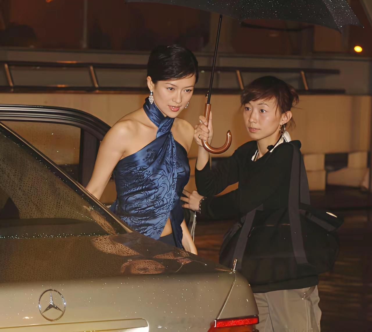 章子怡现身香港参加金像奖红毯，她穿蓝色还挺好看的！可能最近在拍戏，因为角色需要，