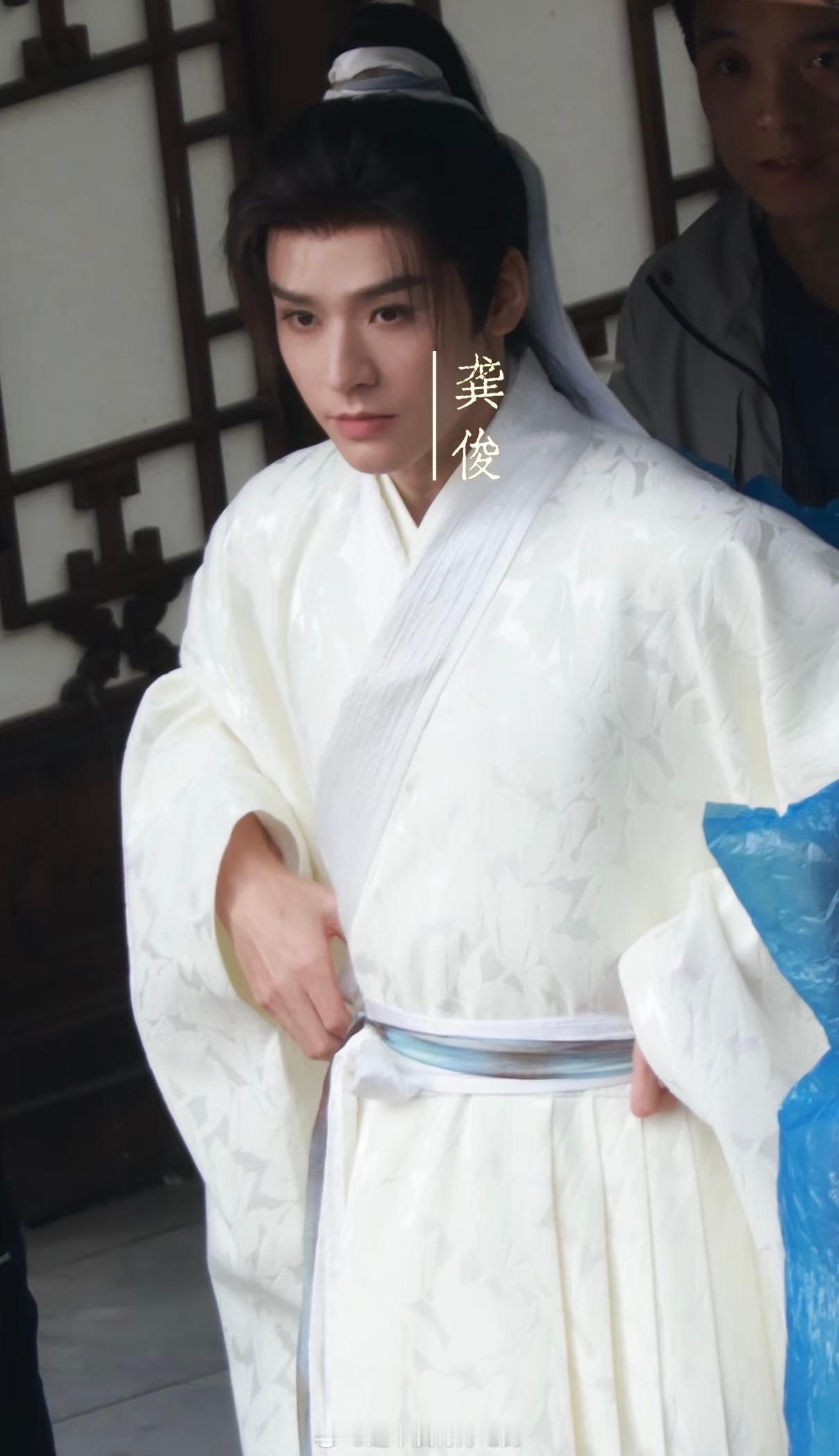 龚俊《凤舞九天》今日路透新皮肤真好看，这张脸太俊俏了今天是书生味的白衣公子陆小凤