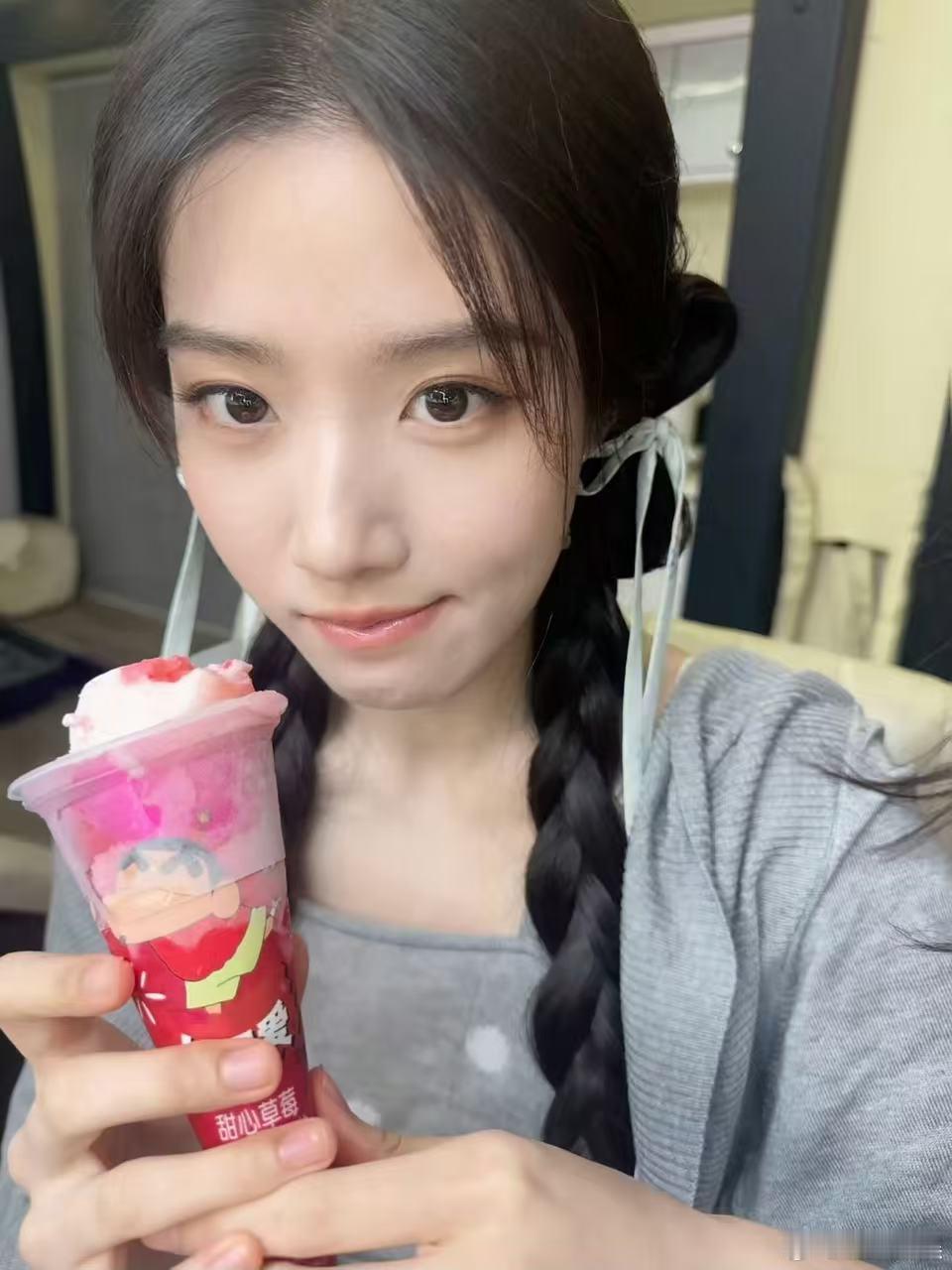 卢昱晓吃冰淇淋卢昱晓100%可爱卢昱晓100%可爱，萌呀， 