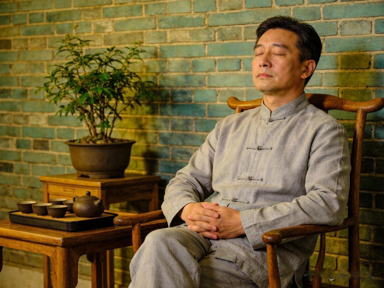不必强求所有人理解你，也不用拼命追赶别人的脚步。
关系合得来就相伴，疏远了就坦然