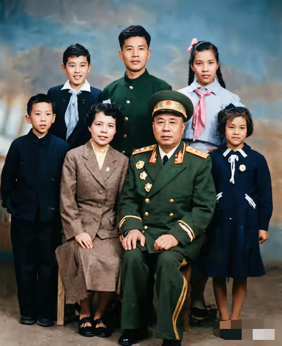 这说的是肖劲光大将一家。肖劲光可是我国杰出的无产阶级革命家、军事家，为新中国的建