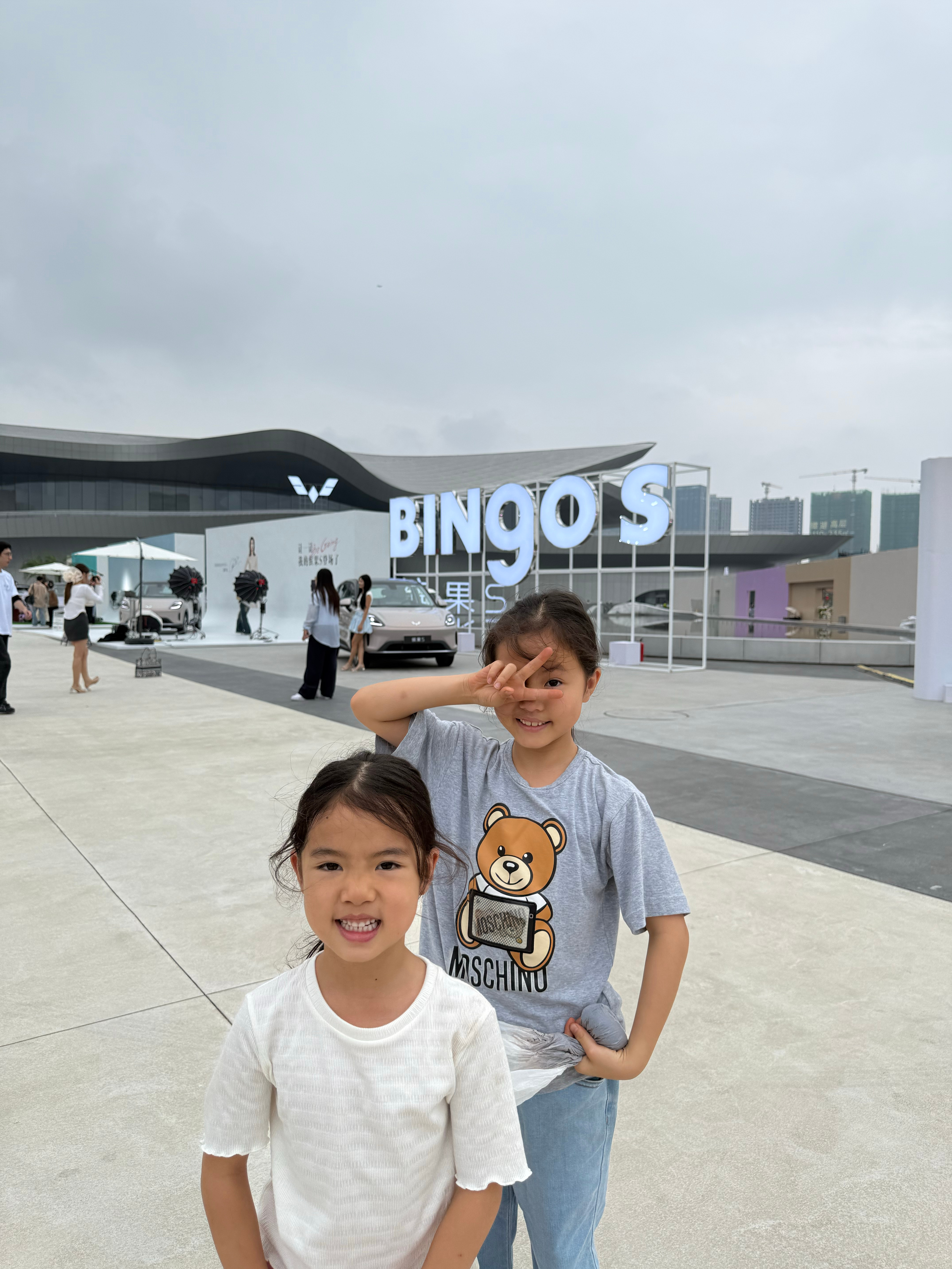 五菱缤果S今晚在成都科幻馆发布迅速拍完下午赶去重庆参加岚图追光L拍摄[苦涩]  