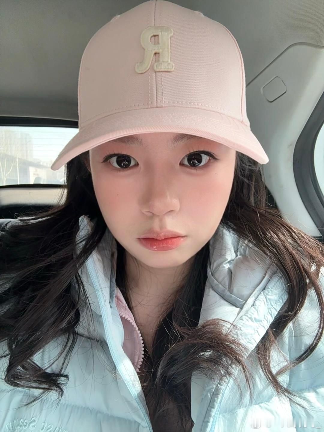 年纪越大 穿的越粉！！！（木柯诗这个双头唇釉好好看！不掉色！就是讲话多了会流到下