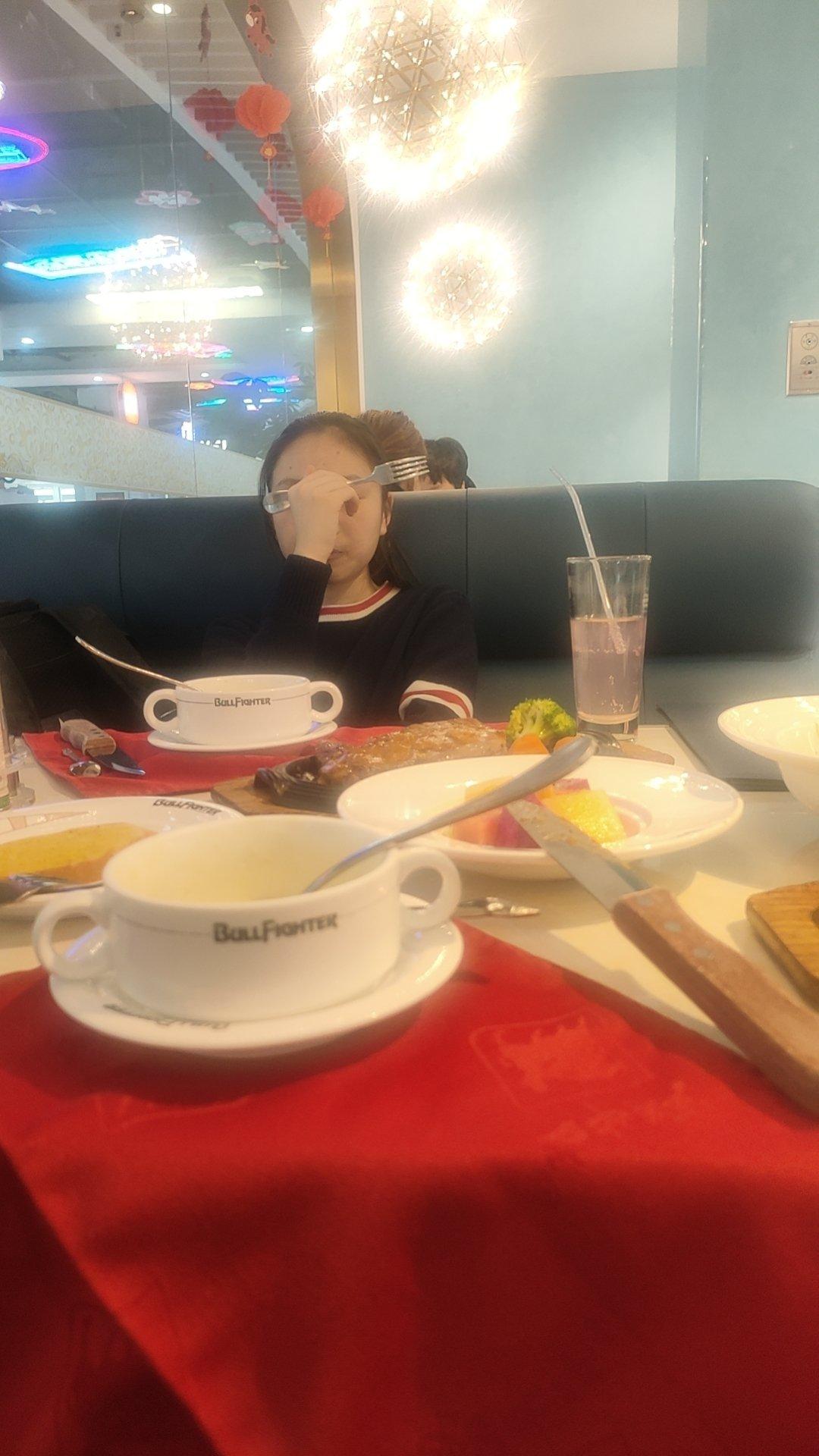 今天下午高中学考，姐姐班级放假。中午接她去吃斗牛士，回家倒头就睡。小姑娘真好啊，