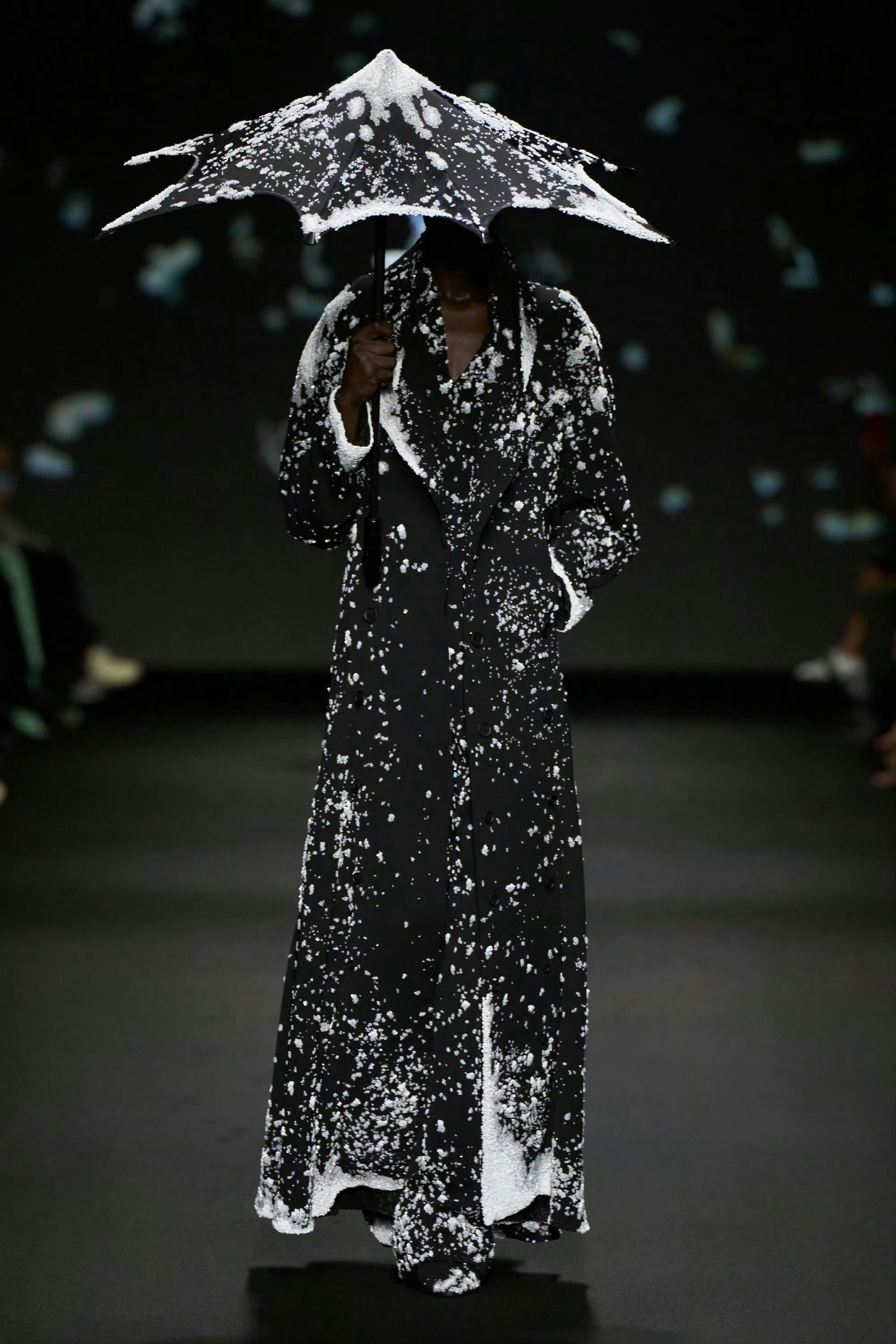 张凌赫高定大衣张凌赫黑色高定大衣张凌赫黑色高定大衣，帅，[心][心] ​​​