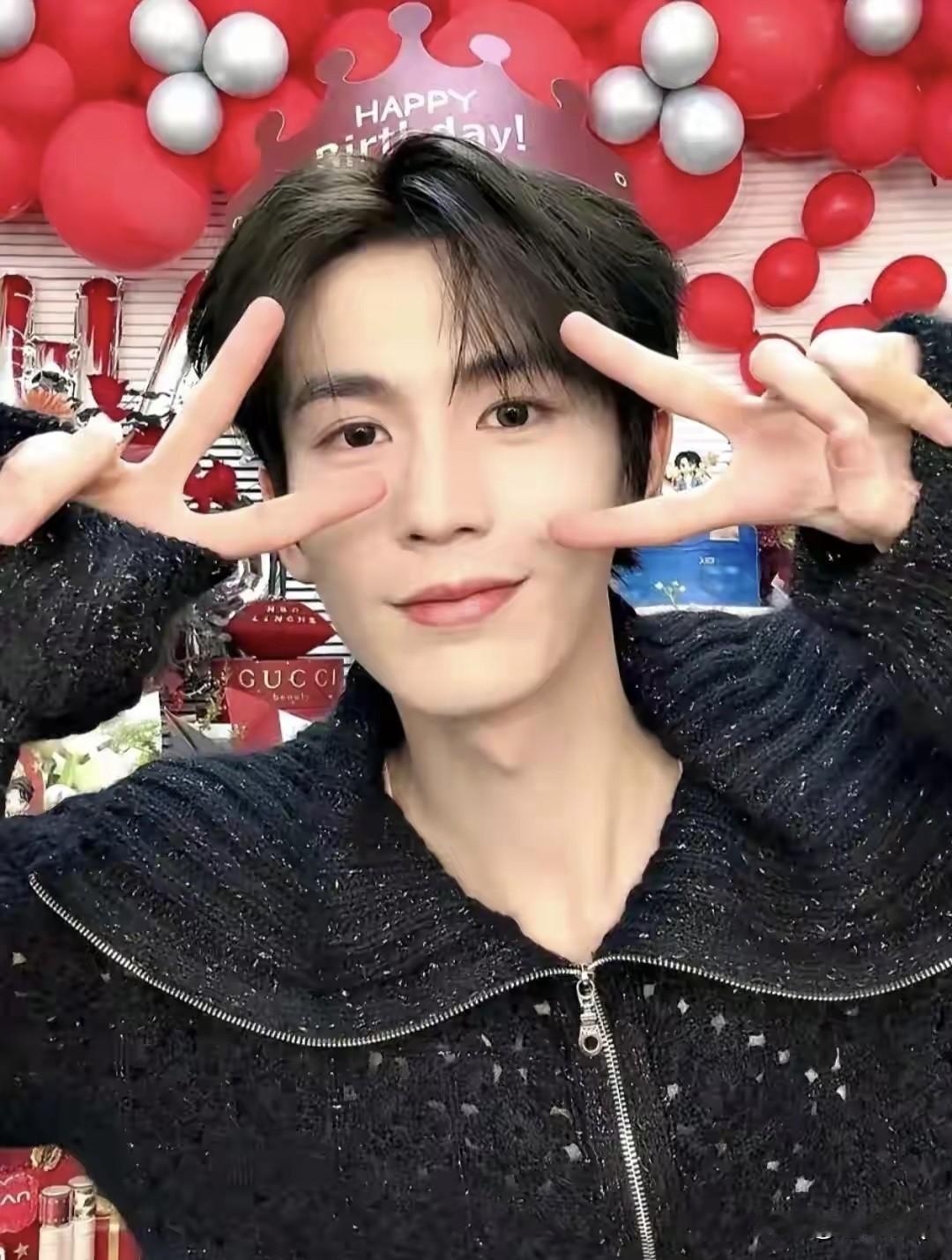 张凌赫这件黑色毛衣可不是来自品牌方，
但价值远不是品牌衣可以相比的，
因为它出自