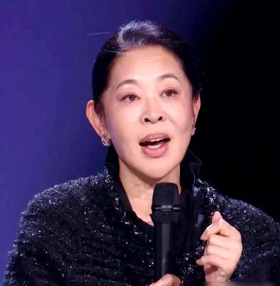 67岁的倪萍在直播里公开鞠躬，连说了三遍“我错了”。

前一晚《乘风2026》现