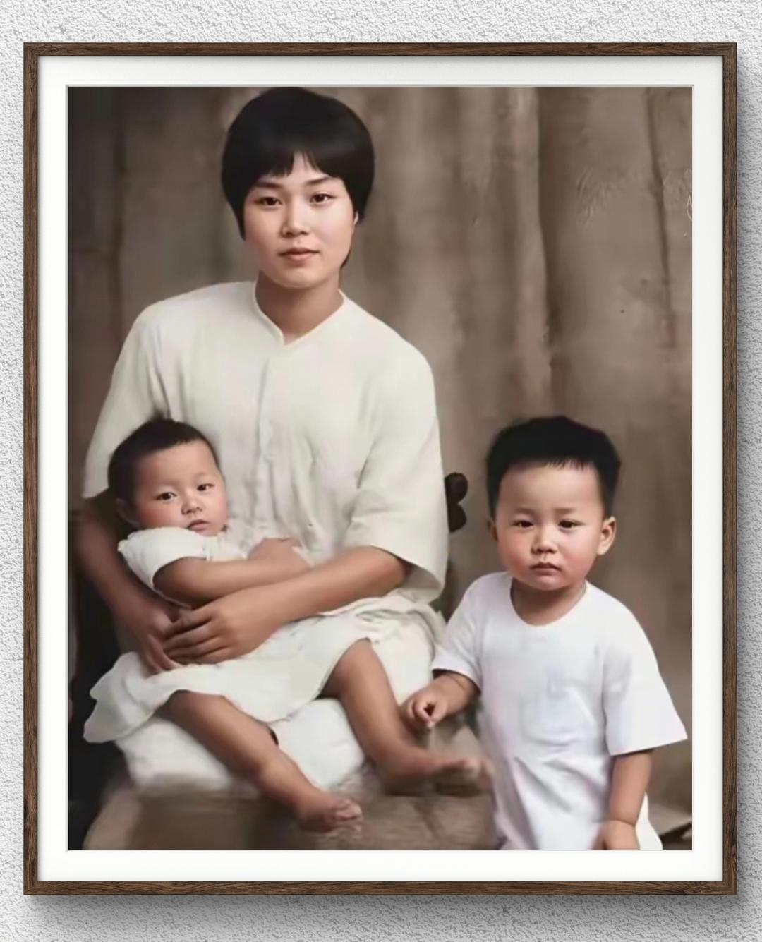 蝶恋花.答李淑一
（1957.5.11）
‌我失骄杨君失柳，‌
‌杨柳轻飏直上重