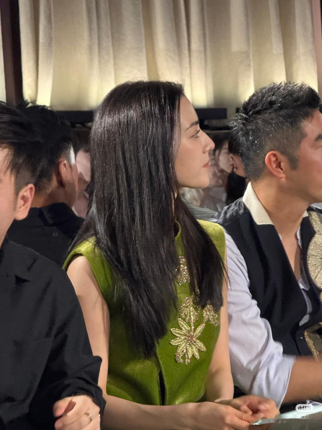 娜然是不是去弄眼袋了感觉脸部状态比以前好了 ​​​
