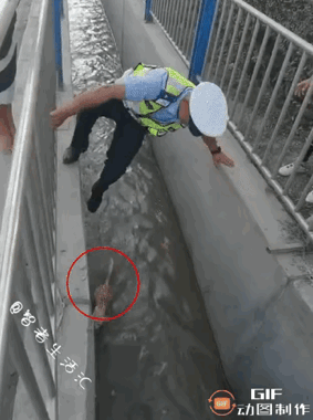 警察叔叔太有爱了[赞][赞][赞]