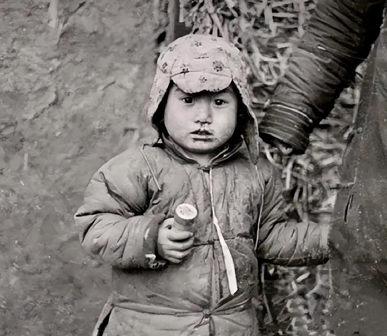 照片中手拿玩具，眼睛特别清澈明亮的小男孩是抗战中牺牲的年龄最小烈士。

他叫王金