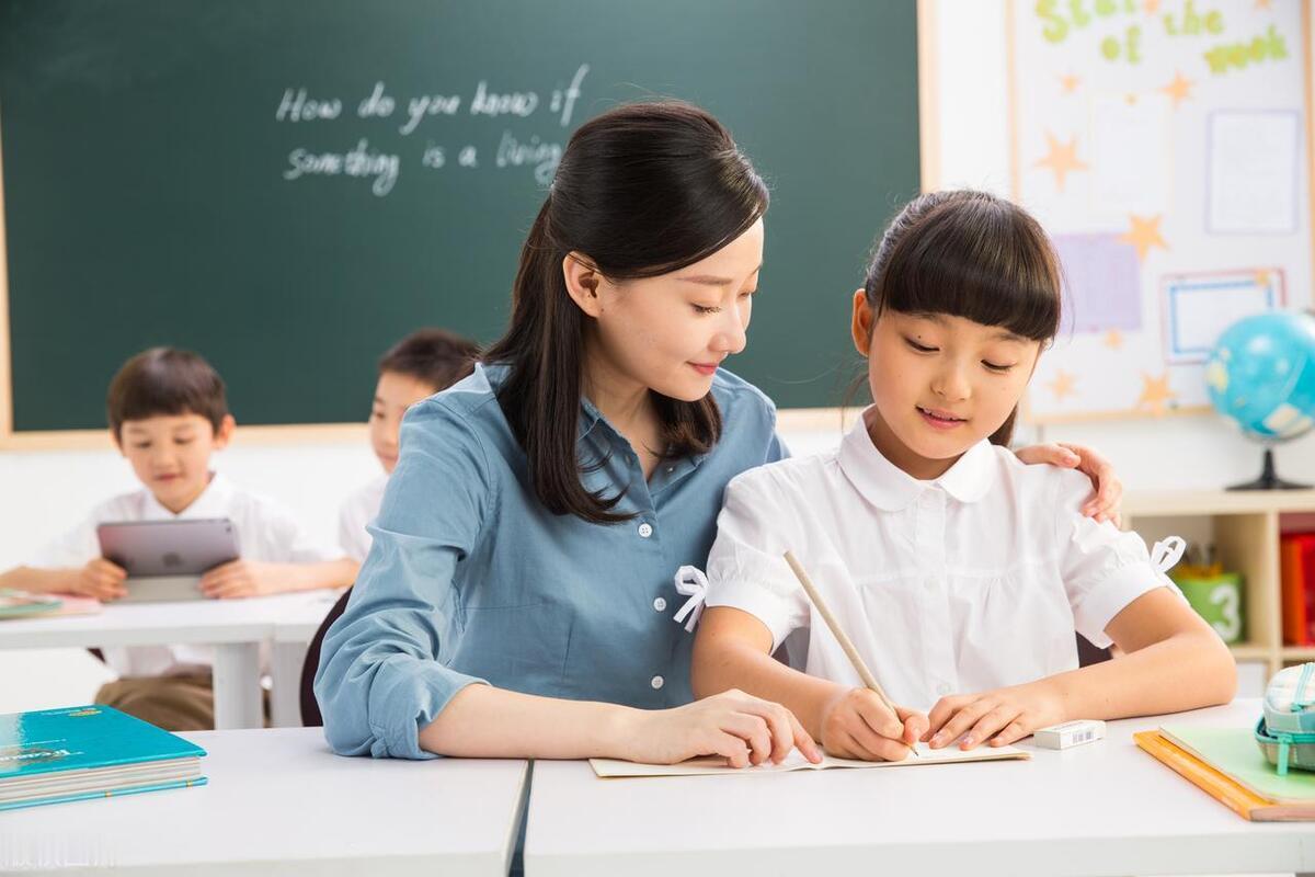 教师就是用爱影响生命，而不是传授知识
孩子进入你的教室，是蒙昧生命，没有享受过自