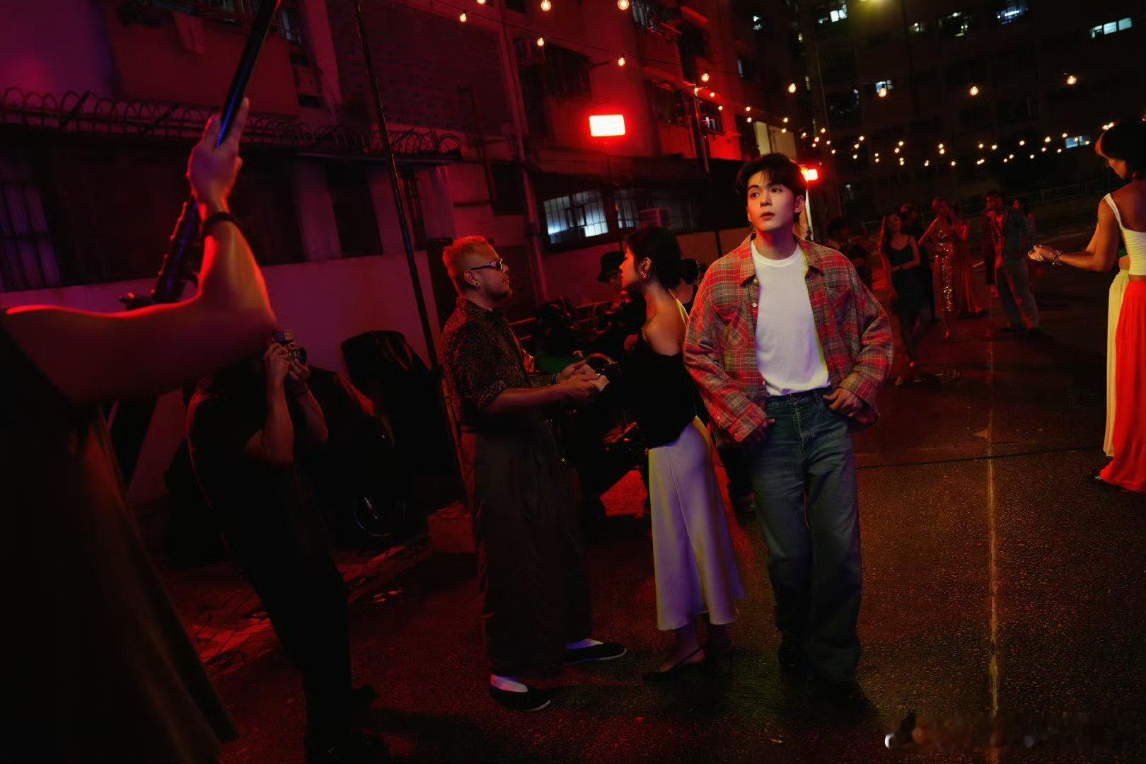 曾舜晞这全能感太绝了！新歌《水色》MV解锁港风浪漫，九龙彩虹邨被他打造成港岛夏夜