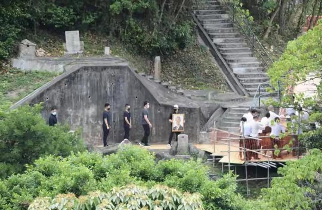 5月26日，为赌王何鸿燊的忌日，三房全员上山拜祭，就连行动不便的三太陈婉珍，也被