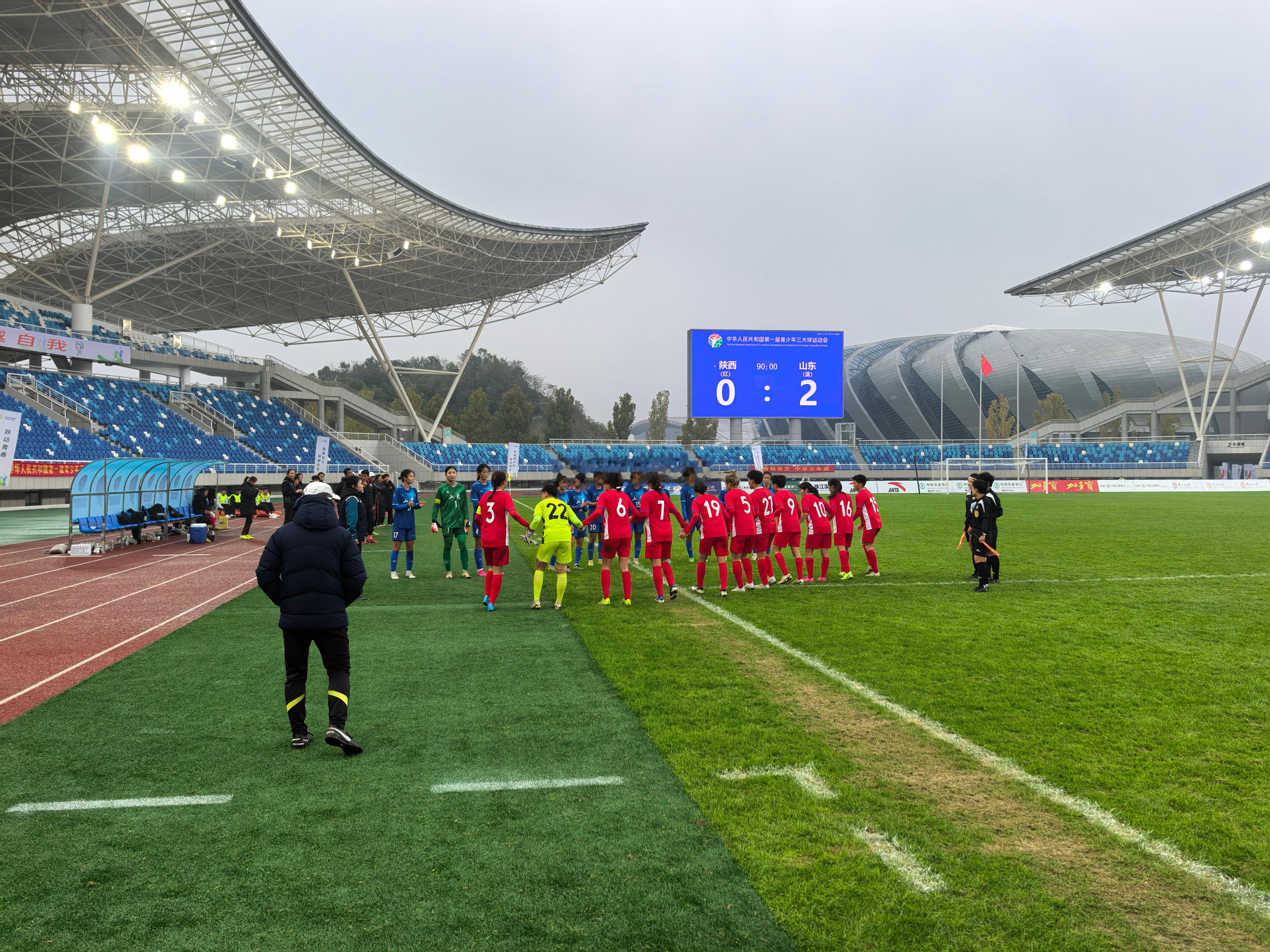 今天下午，在湖南岳阳举行的全国首届三大球运动会，山东女足2:0完胜陕西，晋级！ 