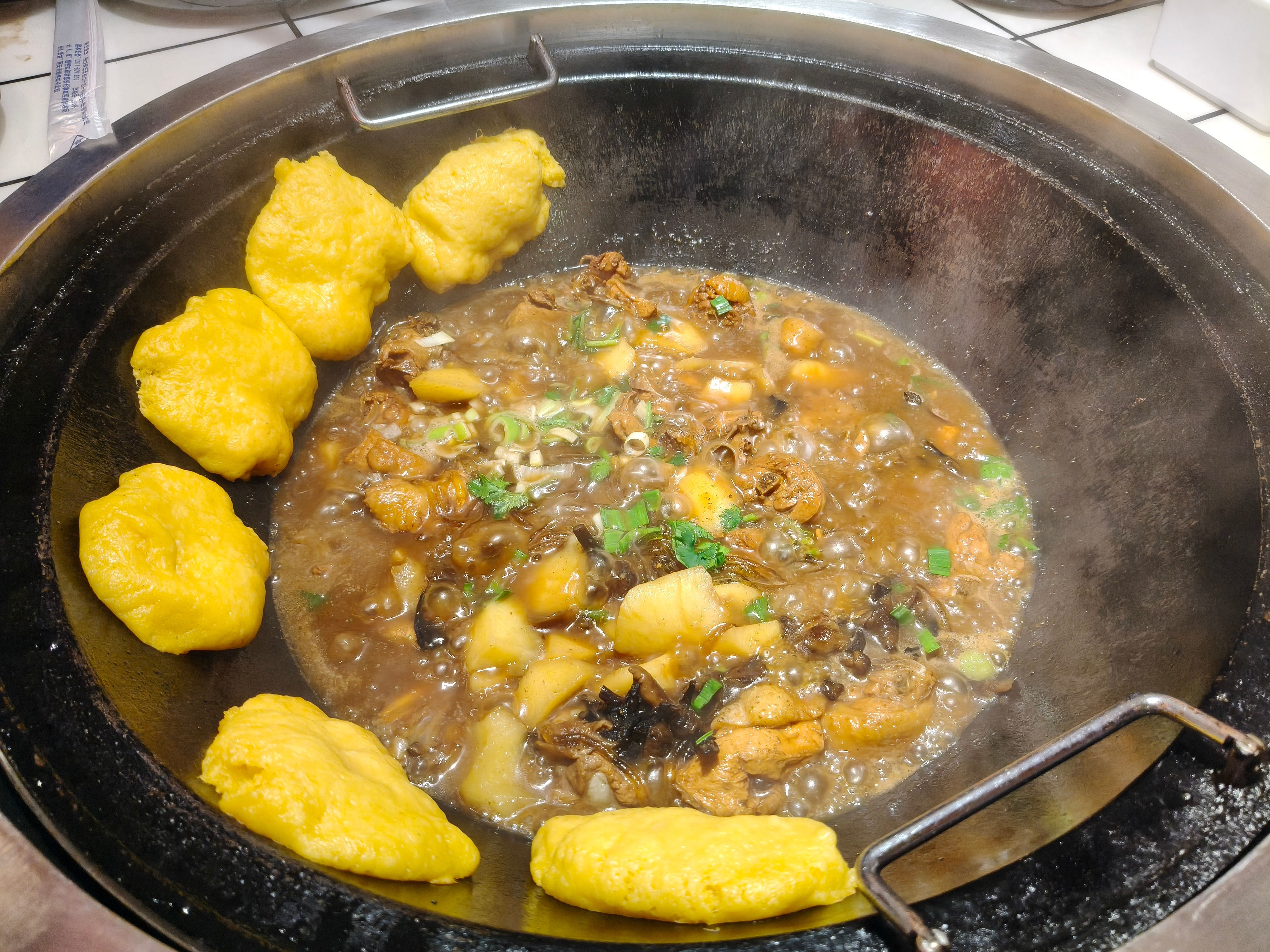 球迷庆功宴一个半月第一顿庆功宴！切尔西 天挺冷整个铁锅炖！踢完球再吃大餐  格外