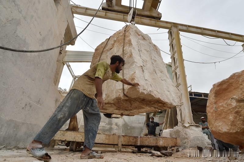 大理石破碎用对辊制砂机好吗? 大理石破碎用对辊制砂机还挺不错的。大理石是中低硬度