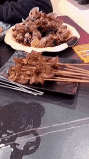 背后那个端火锅盆的姑娘，你确实霸气[泪奔]