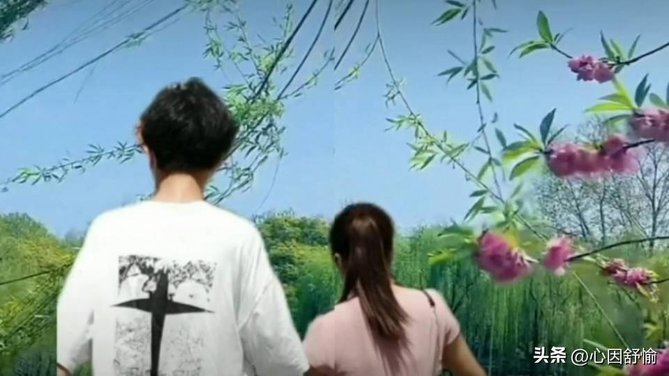 上联：柳色鹅黄春尚浅
下联：水颜鸭绿夏正浓
        （下联是原创）