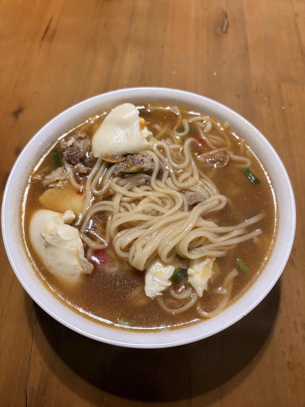 早餐就是来一碗热腾腾的面，就非常的有幸福感了，成本也不高，总共不超过10块钱。