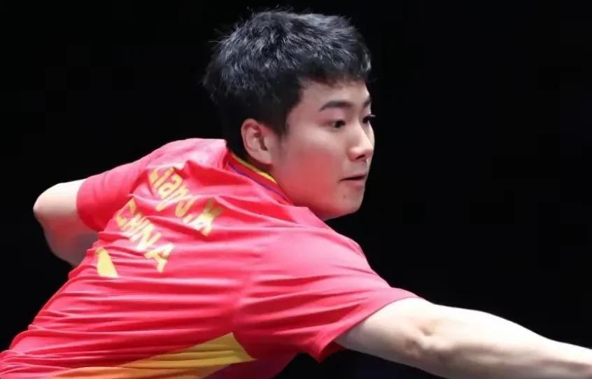 澳门赛场再起波澜，这次是国乒的一位世界冠军意外出局。世界排名第4的梁靖在比赛中先