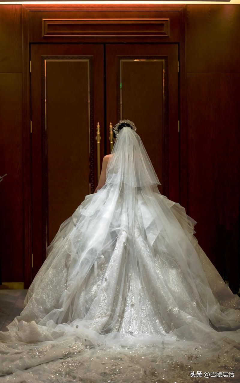 刚才听说，前年意外猝死的一位富商的老婆带着近亿万财产嫁人啦，而对象还是自己的初恋