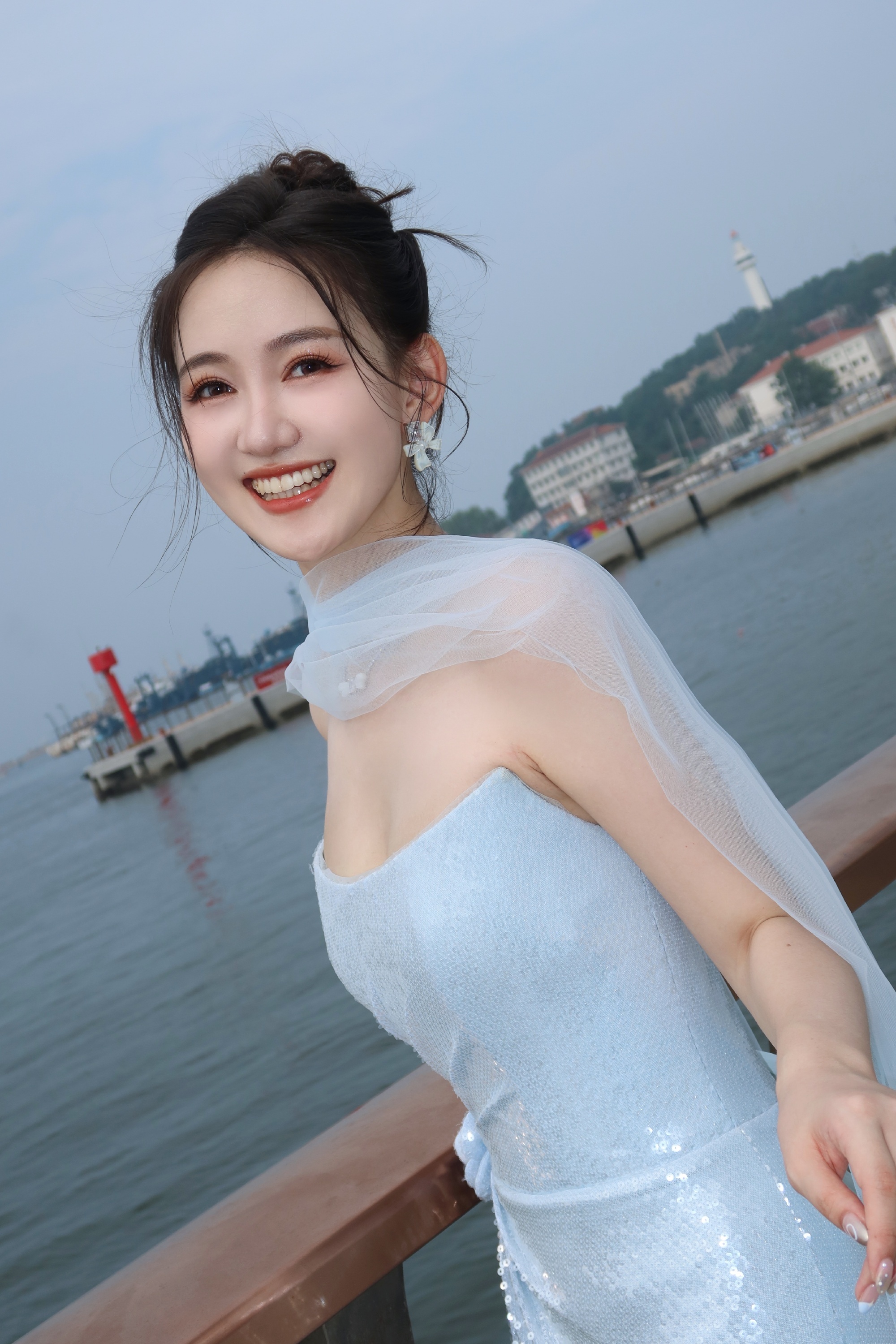 马萱海边大片，精致扎发搭配一袭淡蓝纱裙，优雅的“美人鱼” ​​​