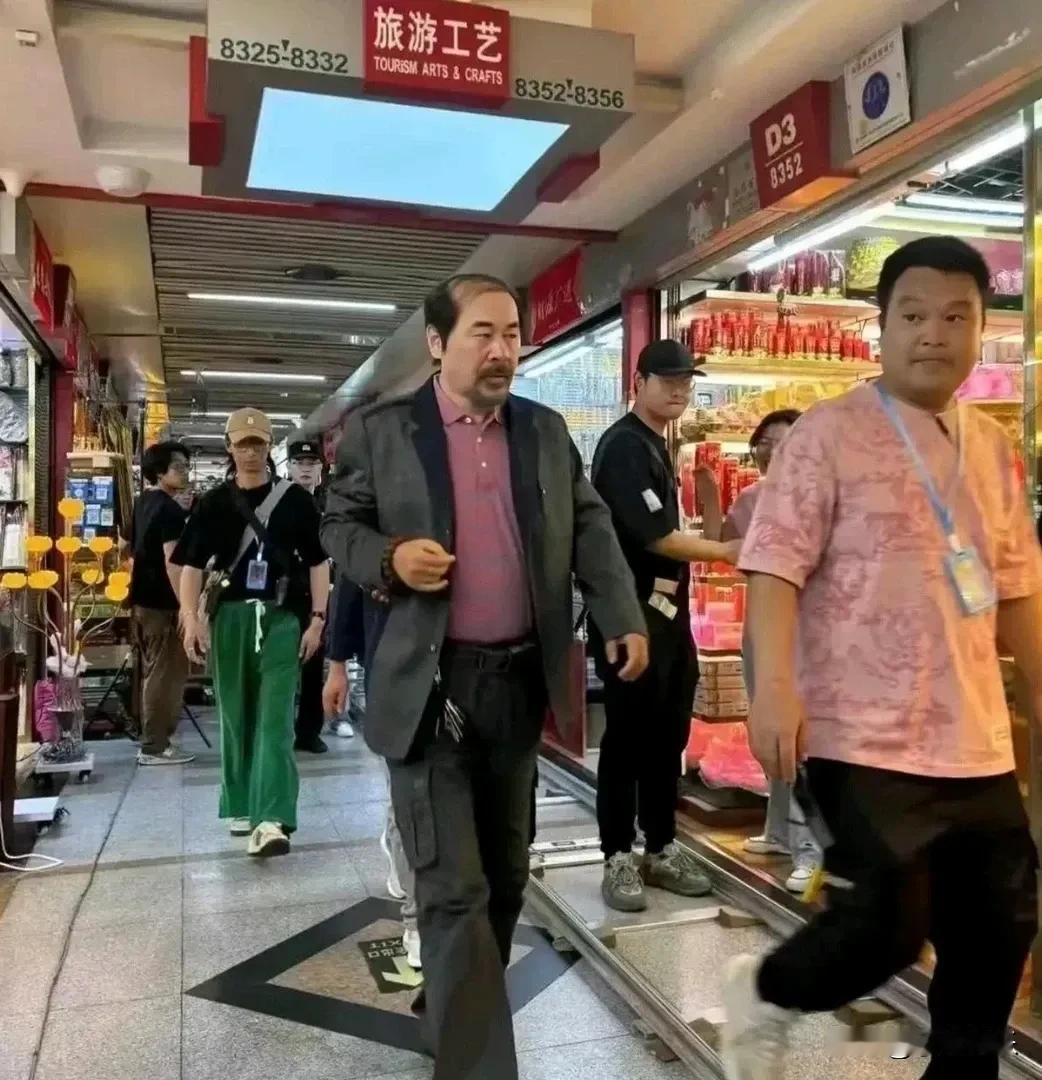 皇帝什么时候成脱发患者呢？吓我一跳，变老就是几天的时间。记得前几天他还是头发茂密