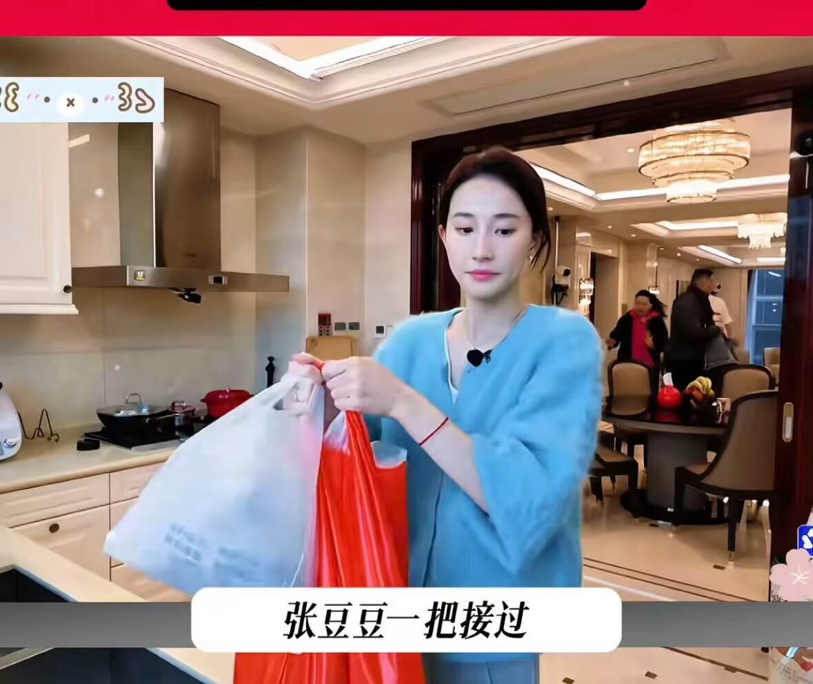 张豆豆做的菜被孙母挑刺综艺镜头下的相处细节被放大了不少，张豆豆全程拘谨克制，婆媳