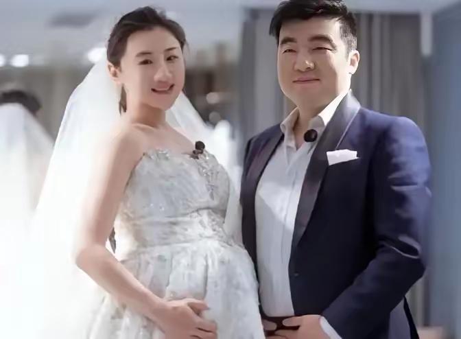 2019年，30岁奥运冠军何雯娜怀孕5个月，和38岁身家过亿的离异导演梁超订婚。