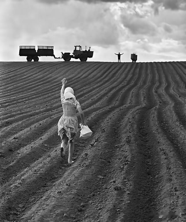 这张照片非常有名，据说是苏联最有名的一张照片，照片的主要内容，反映的是女儿给正在