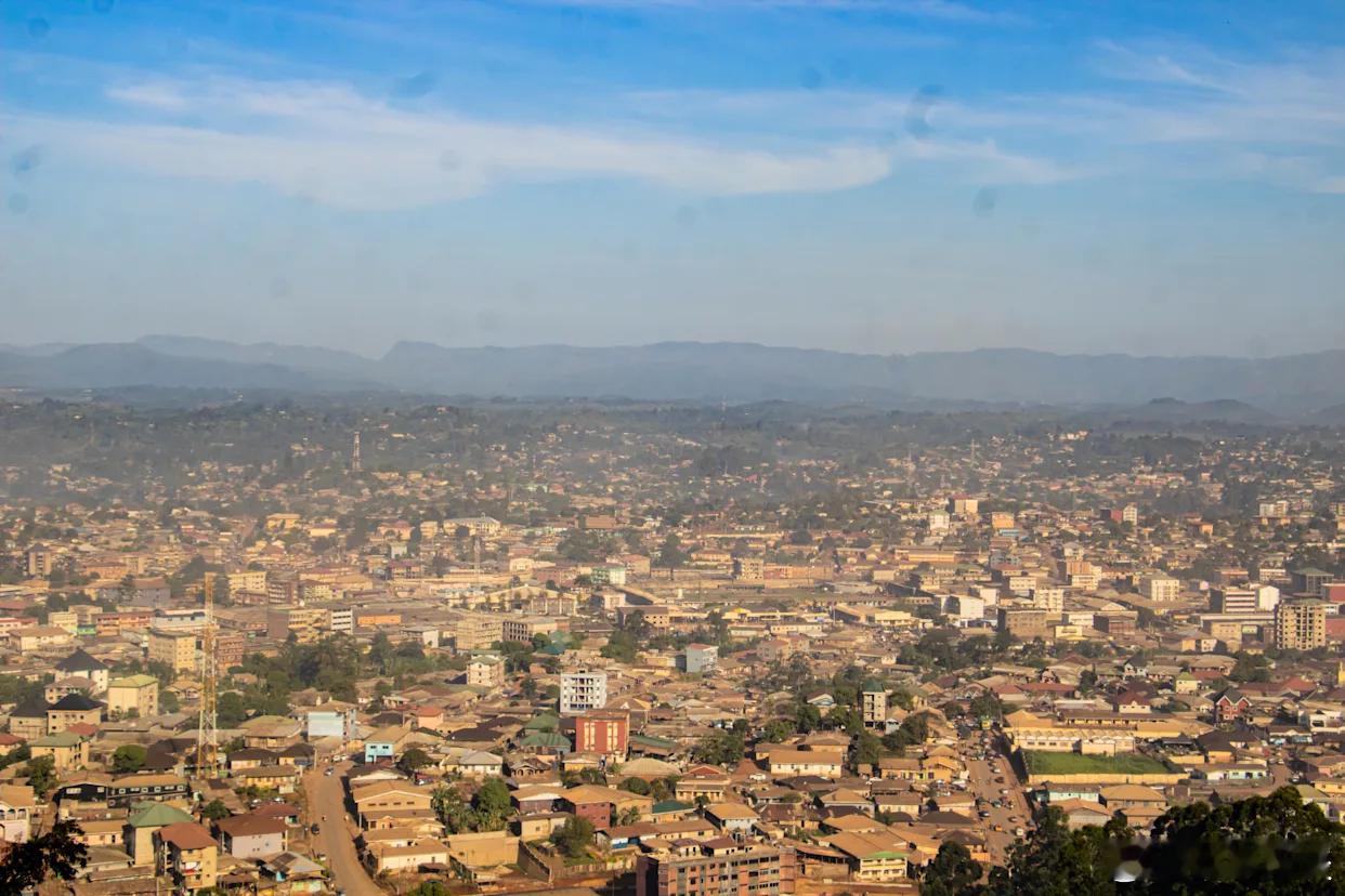 【美国陆军少校被控密谋协助喀麦隆分离主义武装分子】[确认不是当局指使？被美式价值