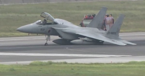 日本战机亲密着陆，老爷机罢工了！★：日本F-15J战斗机在从紧急拦截任务返回途中