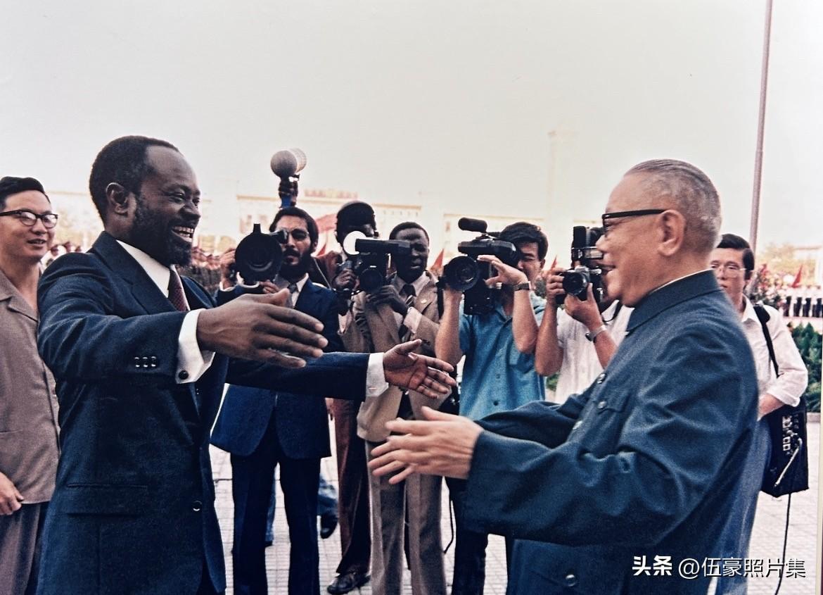 1984年7月17日，时任中华人民共和国主席李先念在北京人民大会堂东门外广场举行