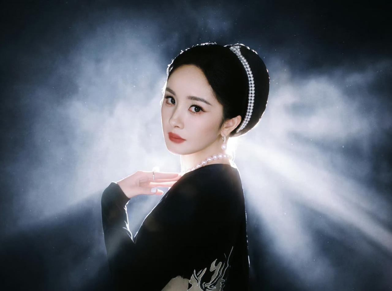 杨幂芭莎盛典黑金女王造型也太有个性了！美！

她真的是好适合盘头的造型，比起以前