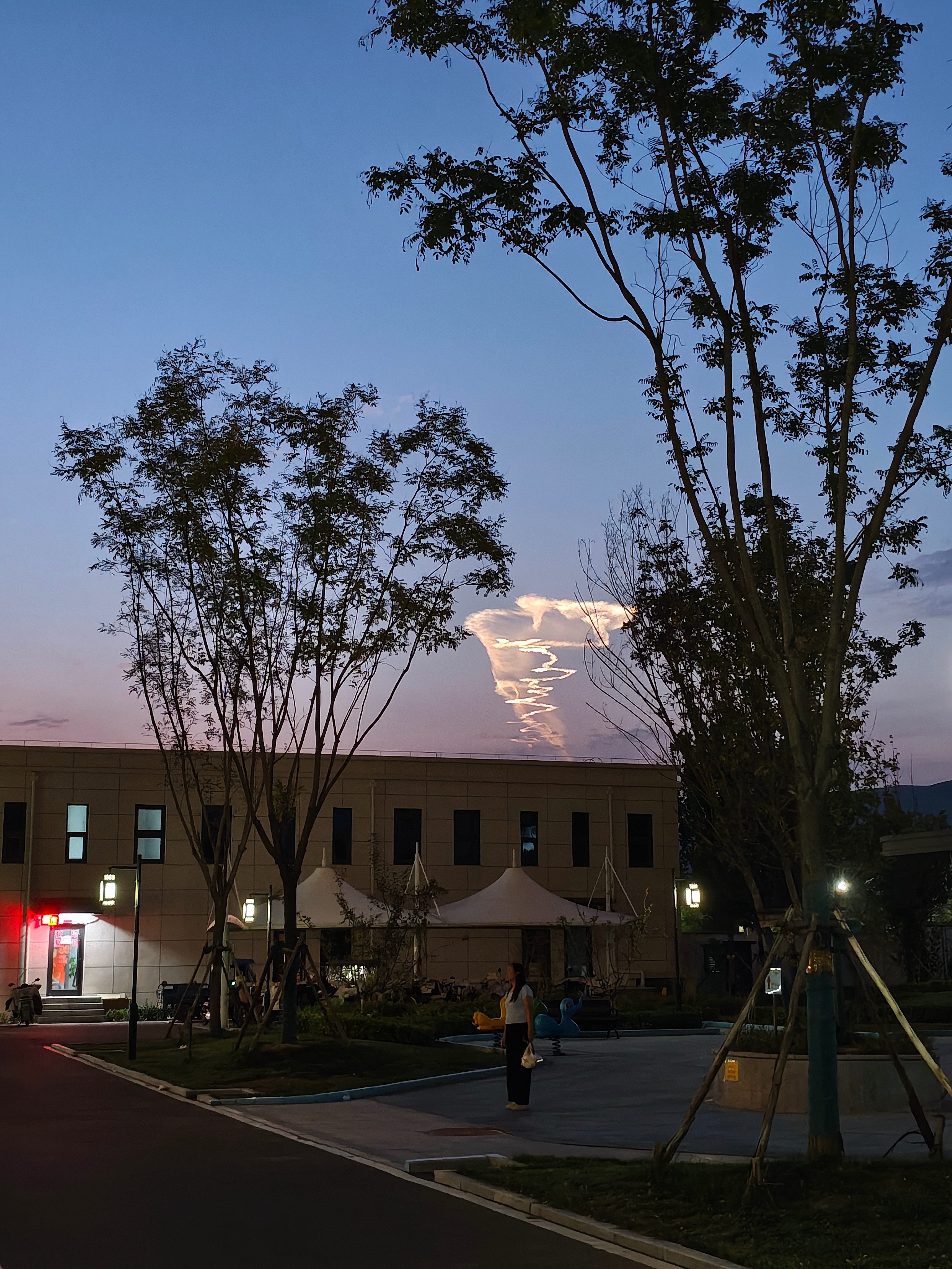 在石家庄看见了一个奇怪的云，分享给你们。 更新:看到本地群里很多人在拍这个云[允