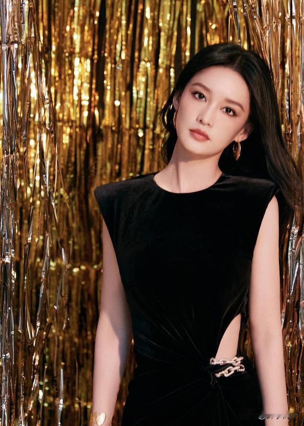 她开叉黑裙造型，典雅迷人，其时尚诠释， 在新年时尚界，每一次的亮相都可能成为焦点