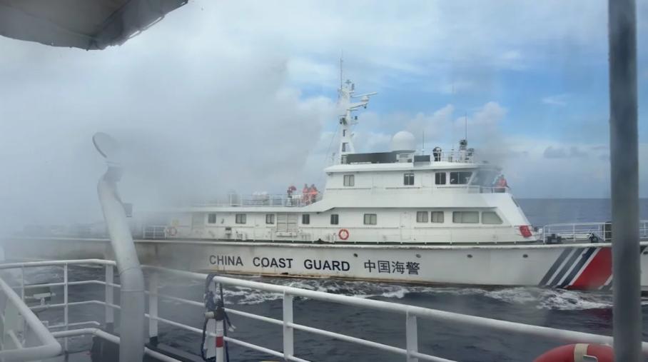 菲公务船带着CNN记者闯黄岩岛，被中国海警水炮驱离
 
CNN一则报道，实锤了菲