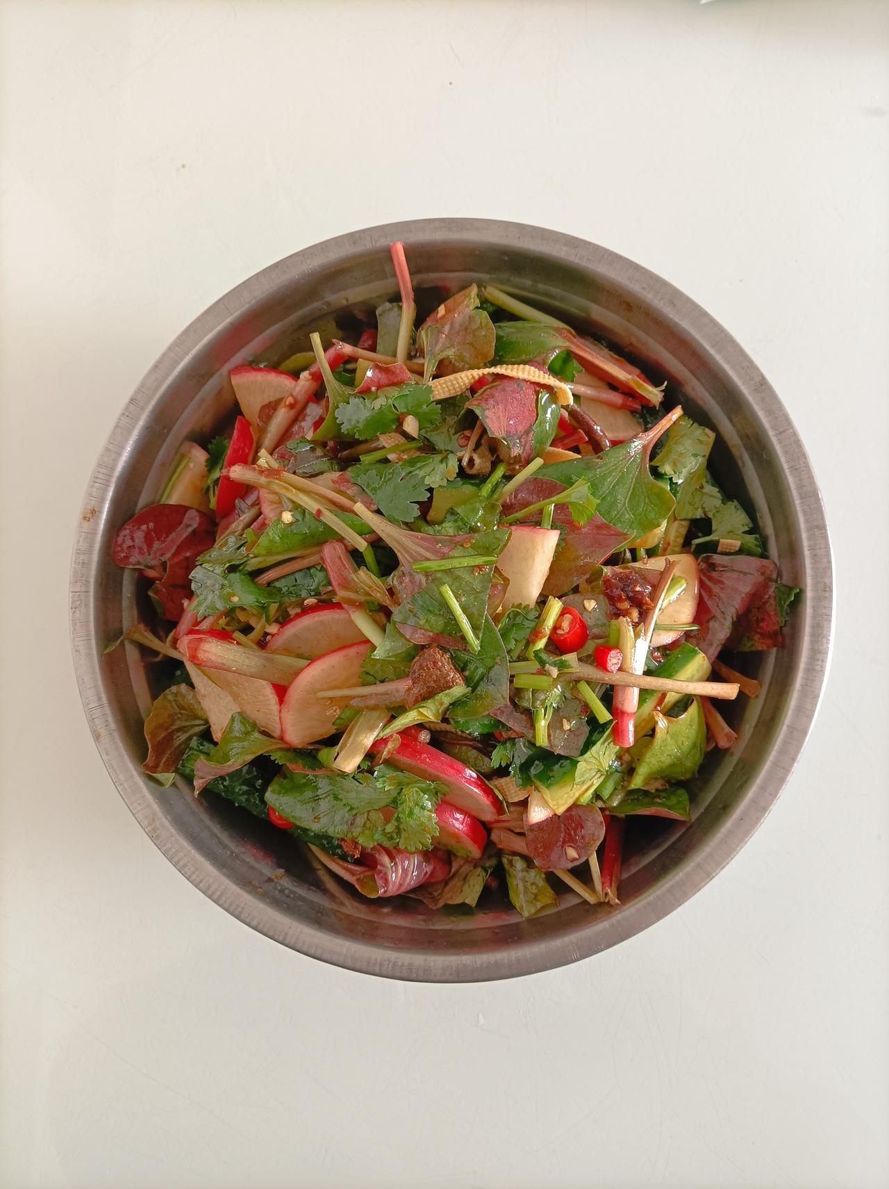 今天吃什么昨天晚上[赞]吃了儿子做的鱼腥草青瓜豆皮凉拌菜，味道真不错，一大盆都吃