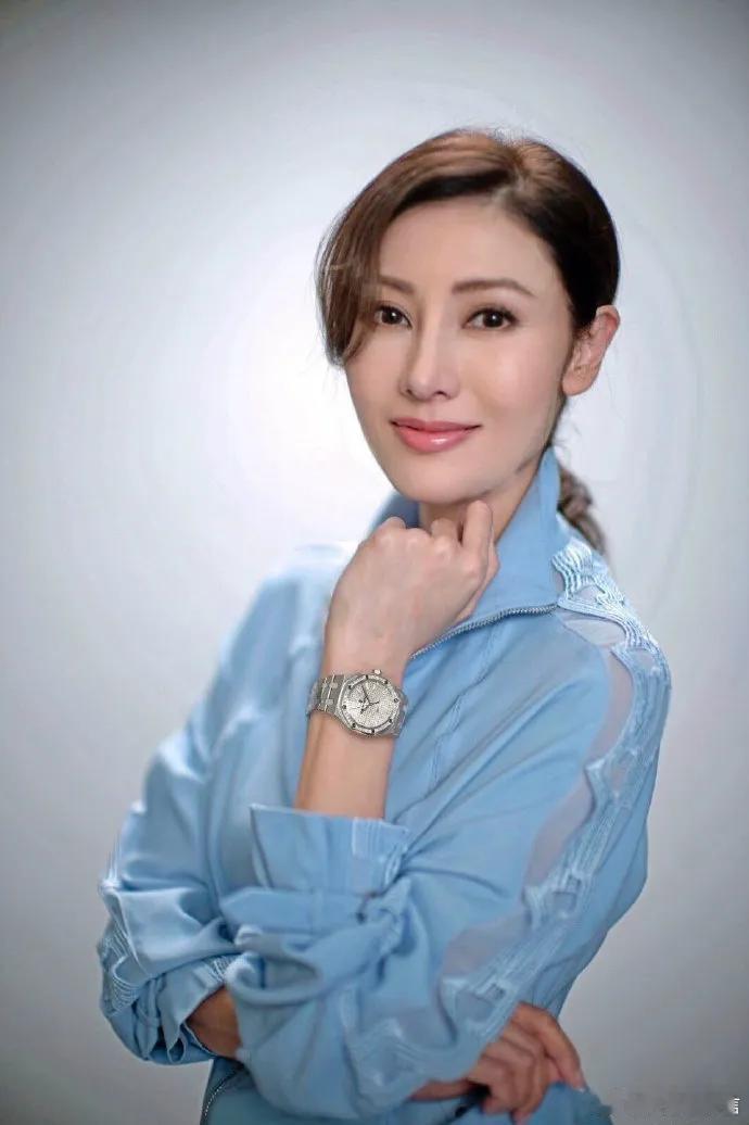 王晶说：从来不觉得李嘉欣漂亮他认为李嘉欣骨架小，撑不起气场，不耐看。在王晶大导演