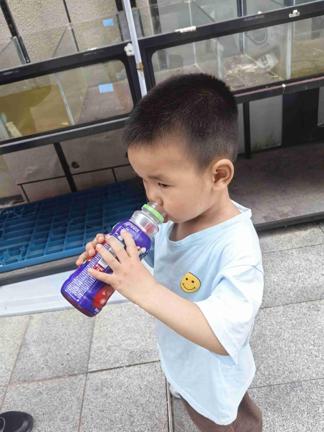 今天两个孙子让我崩溃。

下午我和孩子爷爷两个人去幼儿园接两孙子。

孩子爷爷接