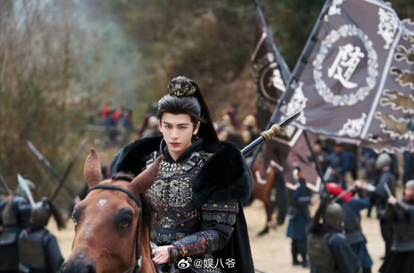 张凌赫陈哲远将军造型对比有什么可比的，张凌赫陈哲远都很帅