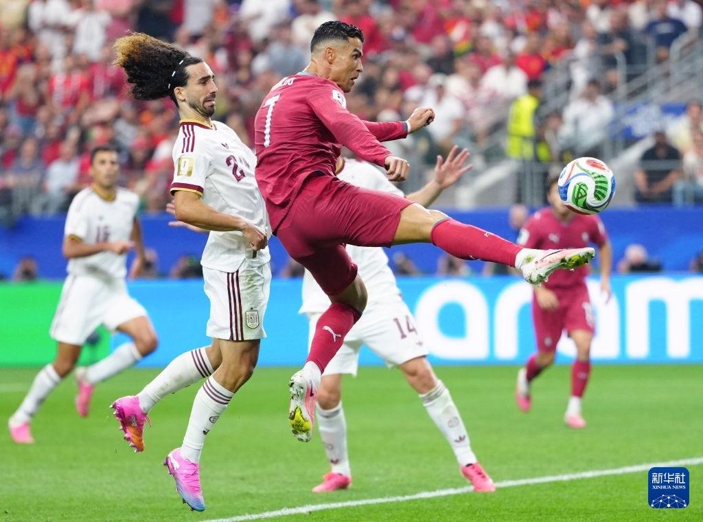 七律 · 2026世界杯

世足争雄战未休，强强对决定沉浮。
个人名宿靠球艺，集