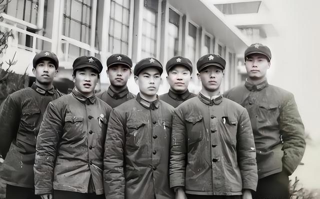 1975年我在团政治处当干事，当时有一个奇怪的现象，团里开大会，主席台上竟然有一