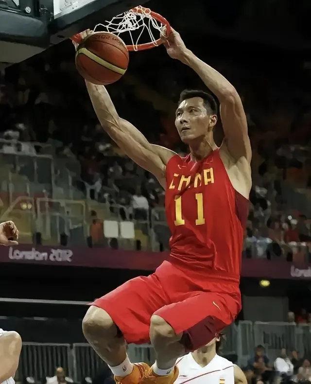 易建联 27岁娶巴西足球宝贝，36岁退役，生两儿子是人生赢家 ​​​