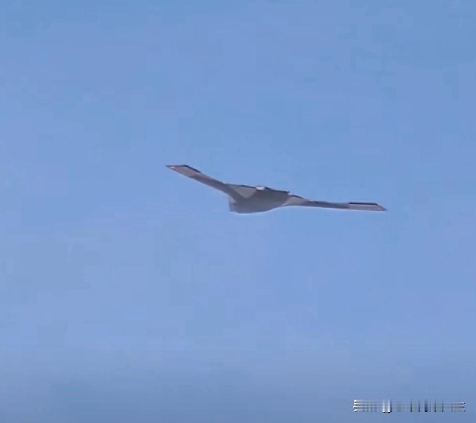 好家伙，看到咱们这个逆天的无人版战轰首飞，这翼展和弹舱的尺寸也是没谁了！[奋斗]