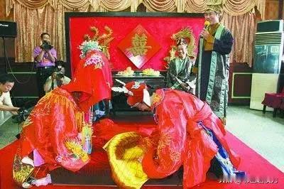 拜天地
一拜天地天恩长
不忘初心尊为上
二拜高堂孝为先
尊老爱幼记心尖
三拜夫妻