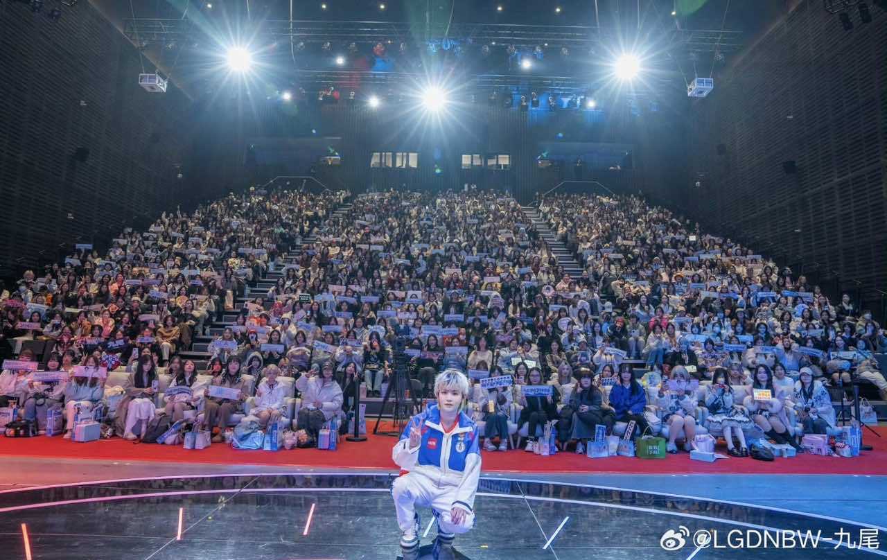 九尾打卡七周年应援花墙九尾七周年快乐大家都越来越好九尾还打卡了应援花墙，双向奔赴